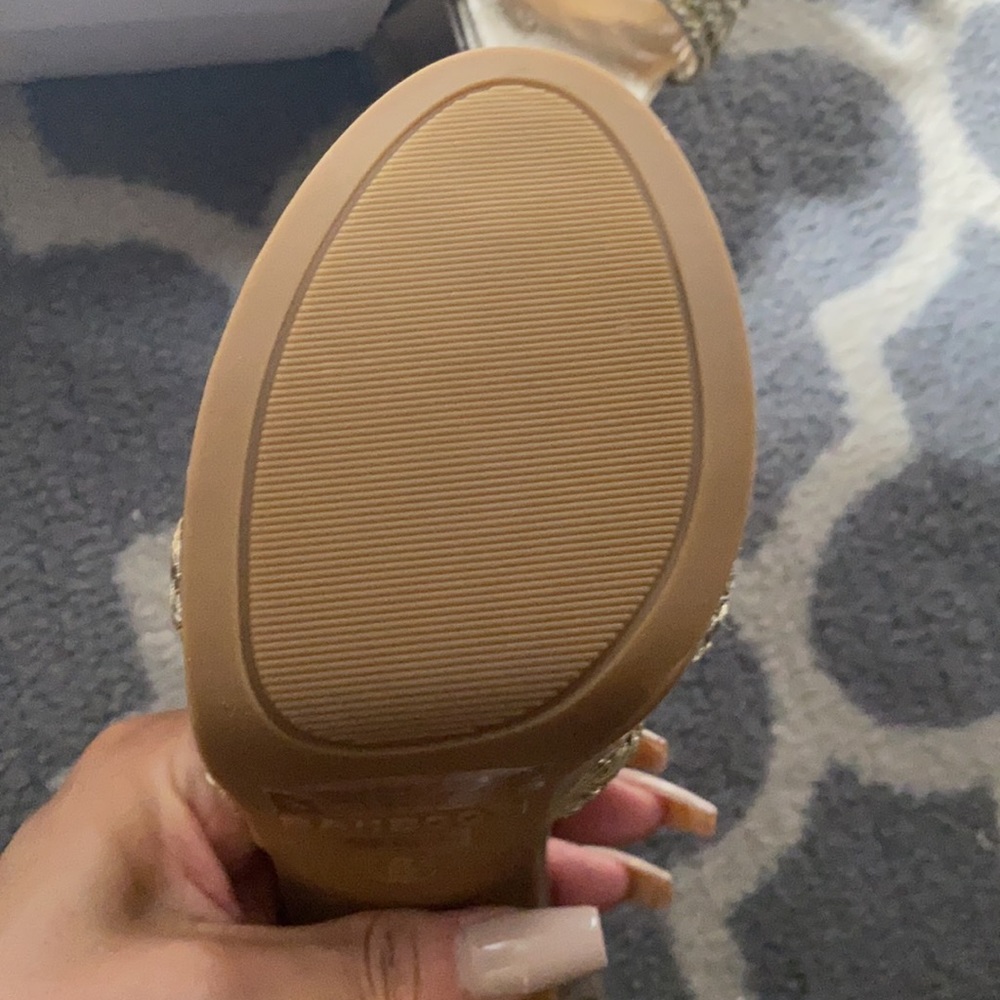 Gold platform sandal - Picture 2 of 2